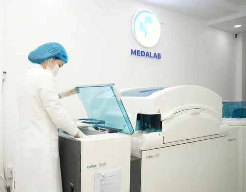 Máy Sinh Hoá - Miễn Dịch Tự Động Cobas6000 của hãng Roche Thụy Sĩ. Công suất 800 test/giờ