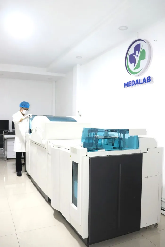 Máy Sinh Hoá - Miễn Dịch Tự Động Cobas6000 của hãng Roche Thụy Sĩ. Công suất 800 test/giờ